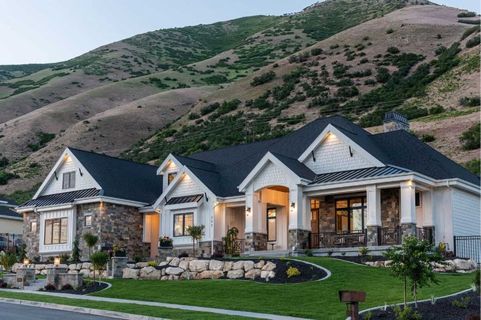 Read more about the article How to Choose the Right Property Management Company: A Smart Landlord’s Guide